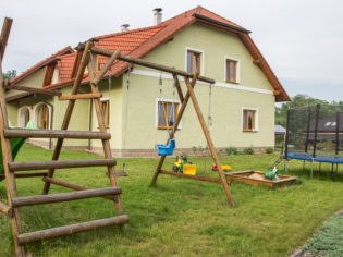 Dětské hřiště na zahradě Apartmánu Rodvínov